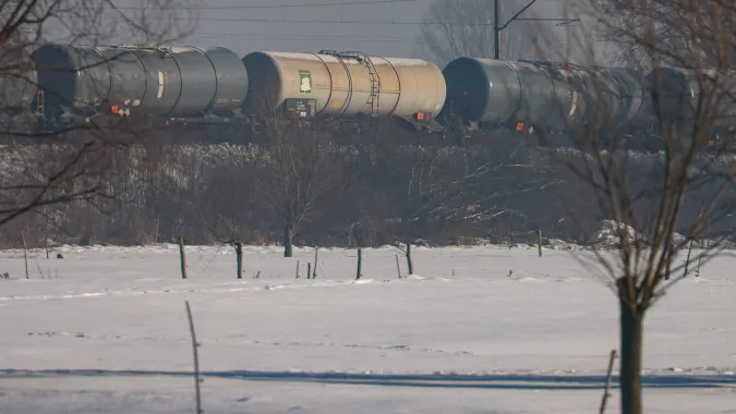  Wykolejony pociąg towarowy w okolicach miejscowości Jaroszowa Wola. Fot. PAP/Leszek Szymański