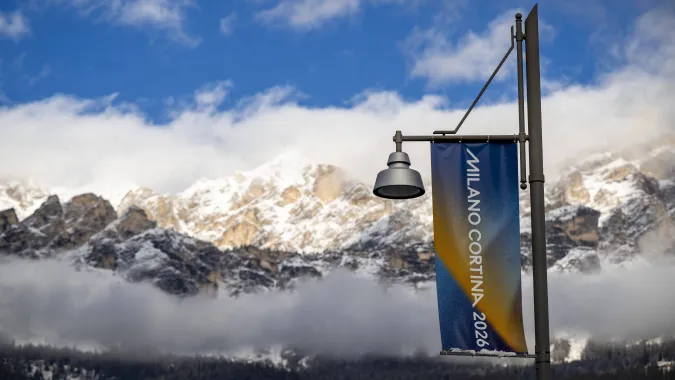 Flaga zimowych igrzysk w Cortinie d'Ampezzo Fot. PAP/EPA/JEAN-CHRISTOPHE BOTT