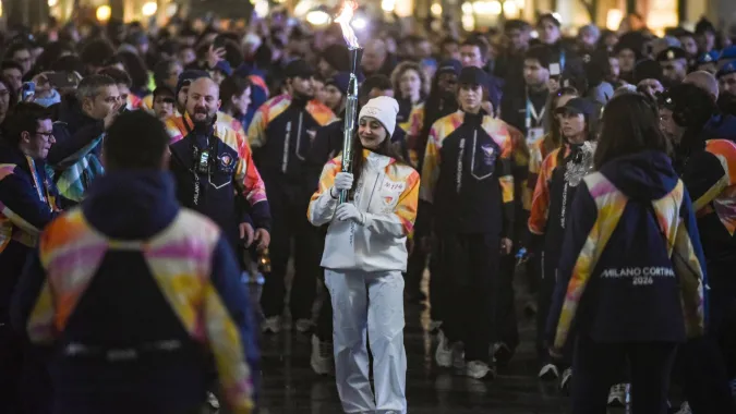 Primabalerina Nicoletta Manni, gwiazda słynnego mediolańskiego Teatru La Scala, z ogniem olimpijskim Fot. PAP/EPA/MATTEO CORNER