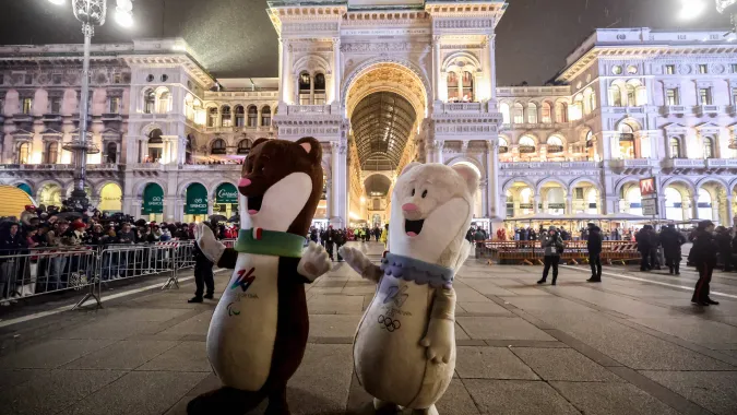 Maskotki igrzysk Mediolan-Cortina 2026 Fot. PAP/EPA/TERESA SUAREZ