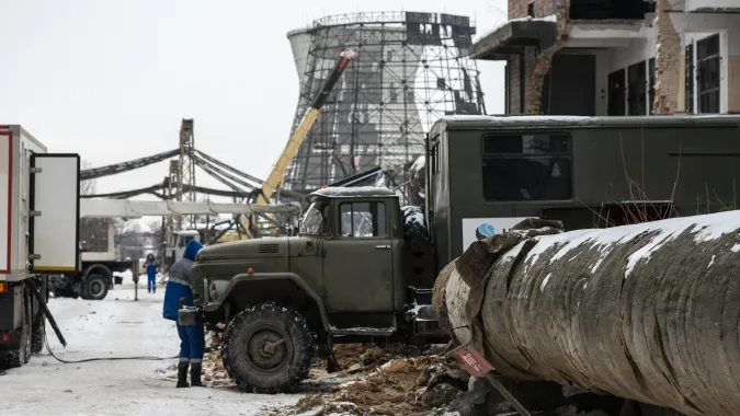 Zniszczenia na terenie Elektrociepłowni Darnycia w Kijowie Fot. PAP/Vladyslav Musiienko