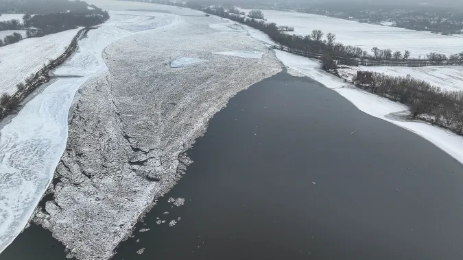 Zator lodowy na Wiśle przy ujściu rzeki Drwęcy w Toruniu Fot. PAP/Tomasz Więcławski