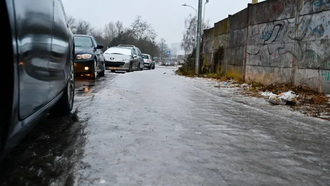 Oblodzone chodniki i ulice. Fot. PAP/Marcin Bielecki