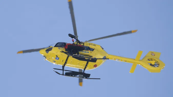 Amerykanka Lindsey Vonn została przetransportowana helikopterem z trasy po wypadku podczas zjazdu kobiet w narciarstwie alpejskim podczas Zimowych Igrzysk Olimpijskich 2026. Fot. PAP/EPA/JEAN-CHRISTOPHE BOTT