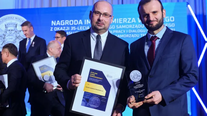 Prezes PAP Marek Błoński (C) i redaktor Serwisu Samorządowego PAP Marcin Przybylski (P) odbierają Nagrodę Kazimierza Wielkiego dla Polskiej Agencji Prasowej - Serwisu Samorządowego, fot. PAP/Piotr Nowak