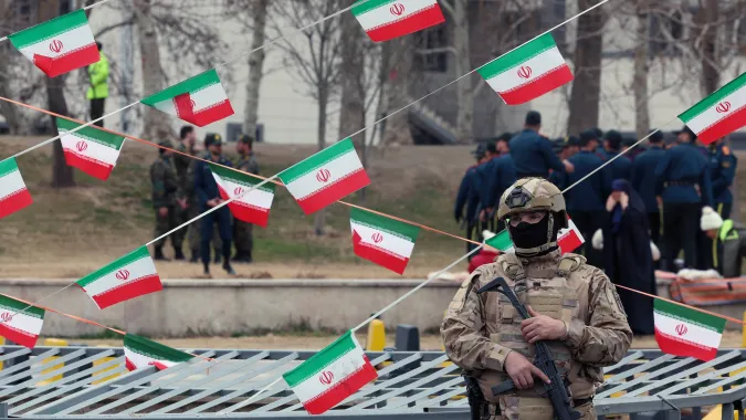 Żołnierz na ulicach Teheranu Fot. PAP/EPA/ABEDIN TAHERKENAREH