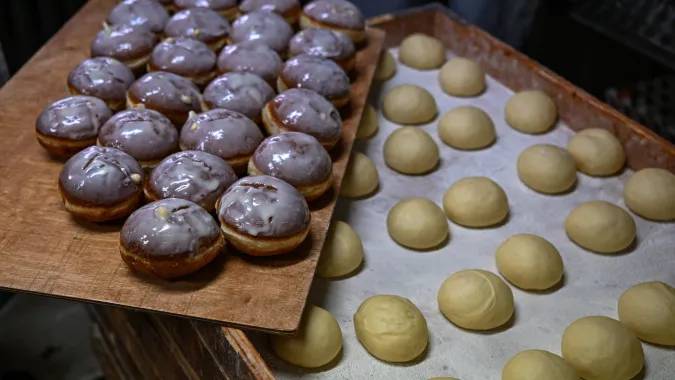 produkcja pączków Fot. PAP/Darek Delmanowicz