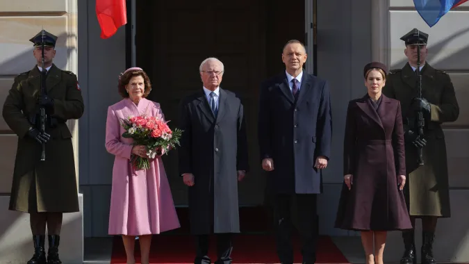 Prezydent RP Karol Nawrocki i pierwsza dama Marta Nawrocka (2P) podczas ceremonii powitania króla Szwecji Karola XVI Gustawa i jego małżonki królowej Sylwii na dziedzińcu Pałacu Prezydenckiego w Warszawie Fot. PAP/Paweł Supernak