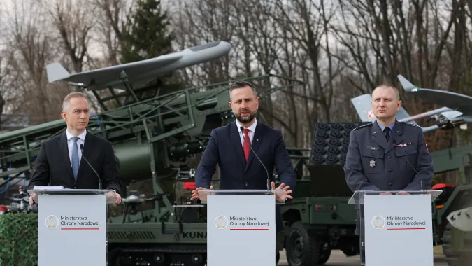 Wicepremier, minister obrony narodowej Władysław Kosiniak-Kamysz (C), sekretarz stanu w MON Cezary Tomczyk (L) oraz szef nowo powołanego ośrodka, kierownik Zakładu Informatycznego Wsparcia Logistyki ITWL płk dr hab. inż. Mariusz Zieja (P) podczas uroczystości podpisania umowy powołującej Ośrodek Systemów Autonomicznych (OSA) Fot. PAP/	PAP/Paweł Supernak