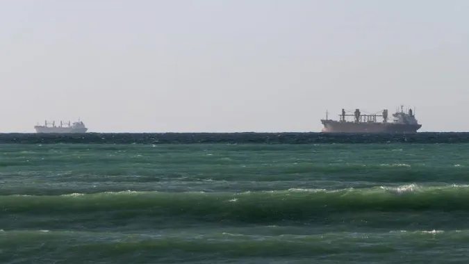 Tankowce w cieśninie Ormuz, fot. PAP/EPA/ALI HAIDER