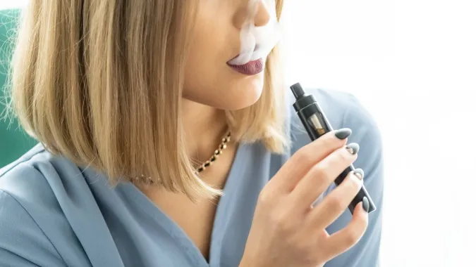 Kobieta paląca e-papierosa Fot. PAP/Archiwum Kalbar