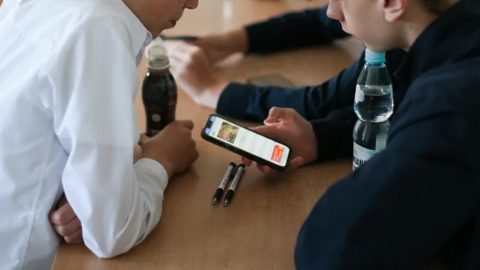 Uczniowie z telefonem Fot. PAP/Lech Muszyński