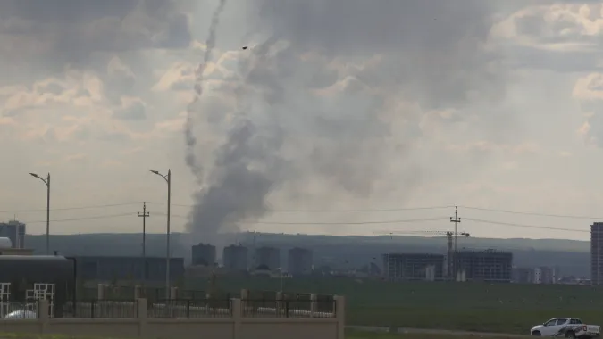 Dym unosi się po ataku irańskiego drona na lotnisko w Irbilu w Iraku, 28 lutego 2026 r. Fot. PAP/EPA/GAILAN HAJI 