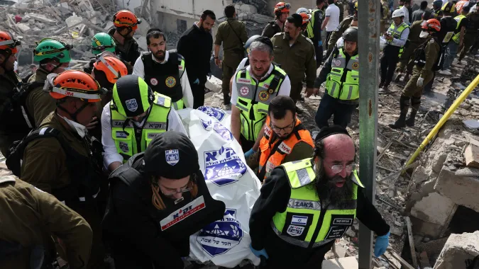 Irański atak rakietowy w mieście Bet Szemesz w Izraelu. Fot. PAP/EPA/	ABIR SULTAN