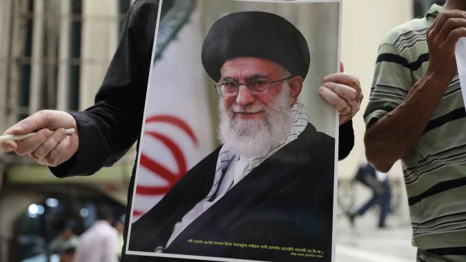 Portret Aliego Chameneiego. Fot. EPA/MONIRUL ALAM