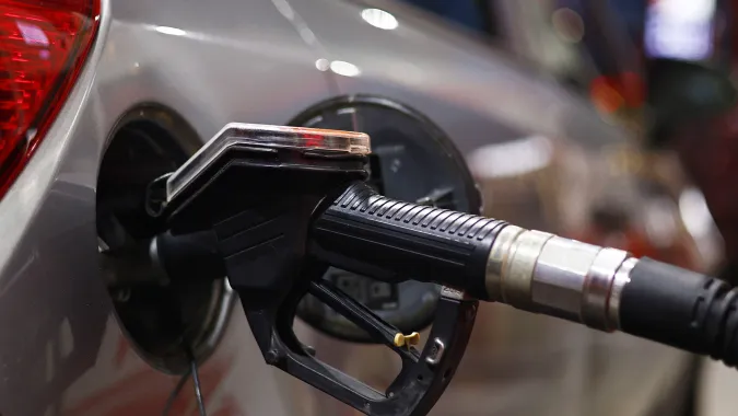 Tankowanie samochodu Fot. PAP/EPA/ANNA SZILAGYI