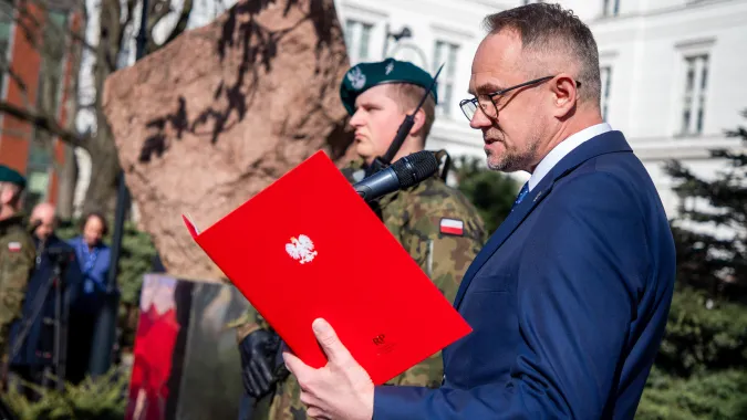 Marek Szymański czyta list od prezydenta RP na obchodach 45. rocznicy Bydgoskiego Marca 1981 roku. Fot. PAP/	Agnieszka Bielecka