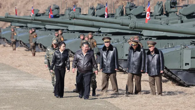 Północnokoreański przywódca Kim Jong Un (2-L) i jego córka Kim Ju Ae (L) w towarzystwie żołnierzy. Fot. PA/KCNA EDITORIAL USE ONLY