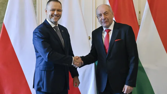 Prezydent Karol Nawrocki i prezydent Węgier Tamas Sulyok. Fot. PAP/EPA/ZOLTAN MATHE