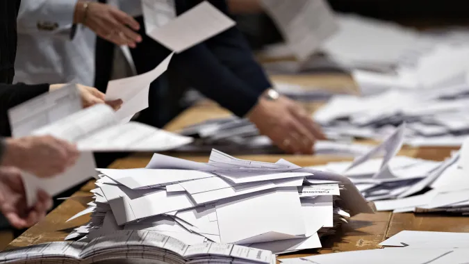 Liczenie głosów po wyborach w Danii, fot. PAP/EPA/RITZAU SCANPIX/HENNING BAGGER