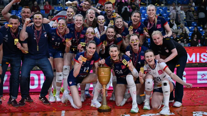 Siatkarki Budowlanych trzeci raz grały w finale, ale po raz pierwszy sięgnęły po mistrzowski tytuł. Fot. PAP/Darek Delmanowicz