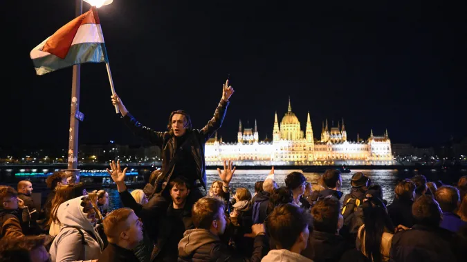 Reakcja na zwycięstwo Tiszy w Budapeszcie PAP/EPA/Robert Hegedus