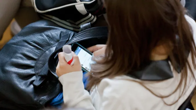 Nastolatka ze smartfonem Fot. PAP/Lech Muszyński