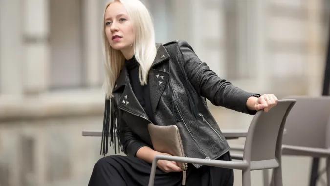  Sesja modowa. Kobieta w skórzanej kurtce. Fot. PAP/Kalbar