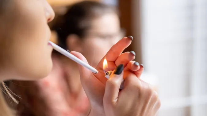 Kobieta paląca papierosa. Fot. PAP/Archiwum Kalbar