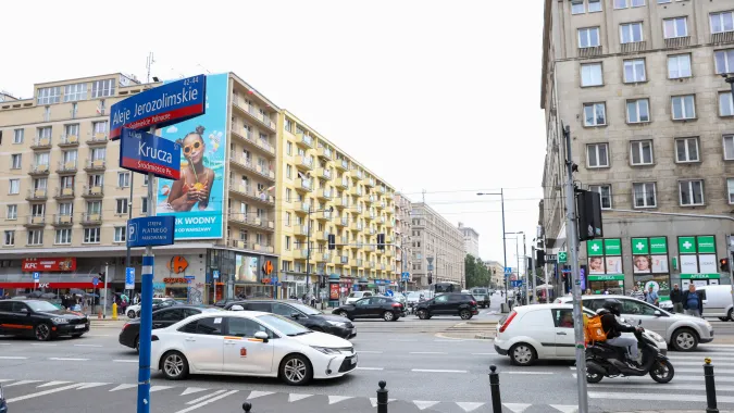 Skrzyżowanie Al. Jerozolimskich i ul. Kruczej w Warszawie. Fot. PAP/Rafał Guz
