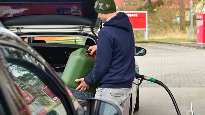 Tankowanie paliwa na stacji benzynowej, fot. PAP/Marcin Bielecki