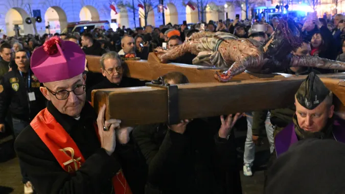 Metropolita warszawski abp Adrian Galbas (L) podczas Centralnej Drogi Krzyżowej na ulicach Warszawy w Wielki Piątek. Fot. PAP/Radek Pietruszka