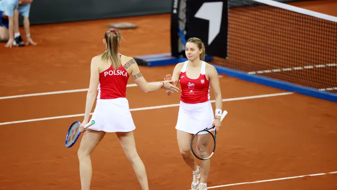 Polka Maja Chwalińska grająca w parze z Martyną Kubką w meczu gry podwójnej o awans do tenisowego turnieju finałowego Billie Jean King Cup. PAP/Jarek Praszkiewicz