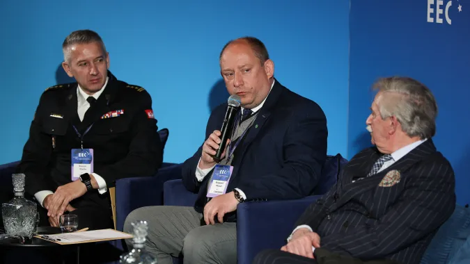 Od lewej: zastępca Śląskiego Komendanta Wojewódzkiego Państwowej Straży Pożarnej Roman Klecha, wojewoda małopolski Krzysztof Klęczar oraz wiceprezes zarządu Stowarzyszenia Euro-Atlantyckiego, gen. dyw. WP w stanie spoczynku Leon Komornicki	Fot. PAP/Łukasz Gągulski