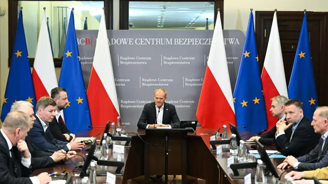 Premier Donald Tusk podczas odprawy Fot. PAP/Radek Pietruszka