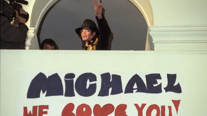 Michael Jackson z wizytą w warszawskim liceum im. Stefana Batorego Fot. PAP/Jacek Turczyk