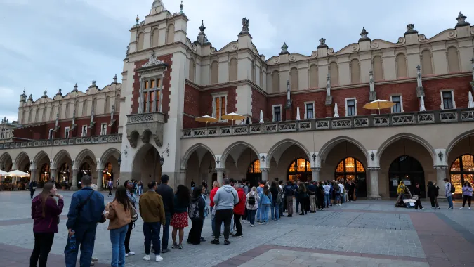 Kolejka do Galerii Sztuki Polskiej XIX wieku w Sukiennicach na Rynku Głównym w Krakowie. Fot. PAP/	Art Service
