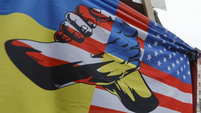 Flaga symbolizująca pomoc USA dla Ukrainy Fot. PAP/EPA/SERGEY DOLZHENKO