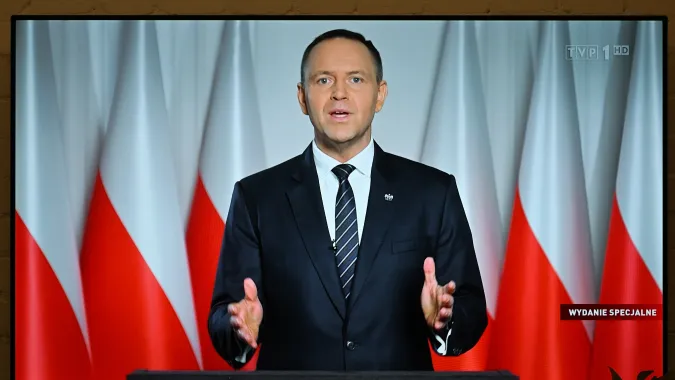 Transmitowane w telewizji orędzie prezydenta RP Karola Nawrockiego. Prezydent ogłosił, że nie podpiszę ustawy wdrażającej unijny program SAFE. Fot. PAP/Maciej Kulczyński