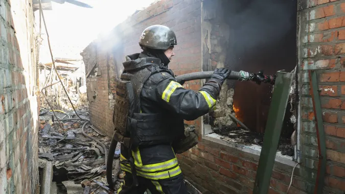 Rosyjskie naloty na Ukrainę. Fot. PAP/EPA/SERGEY KOZLOV 