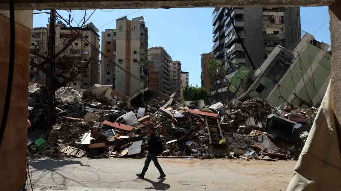 Zniszczenia w Bejrucie po izraelskich atakach, fot. PAP/EPA/WAEL HAMZEH