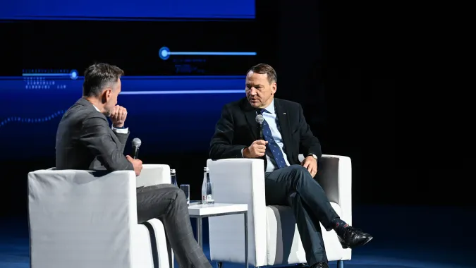 Wicepremier, minister spraw zagranicznych Radosław Sikorski i dziennikarz Piotr Kraśko. Fot. PAP/Marcin Bielecki