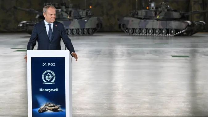 Premier Donald Tusk przemawia na terenie WZL w Dęblinie, fot. PAP/Wojtek Jargiło