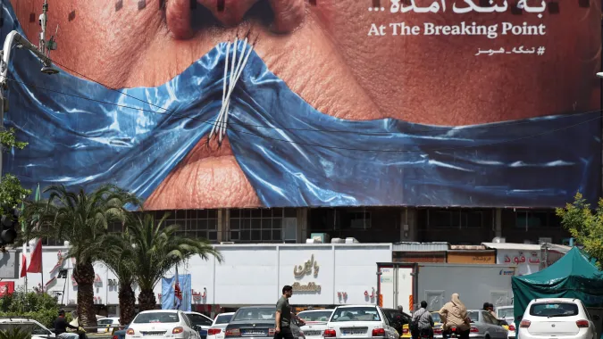Antyamerykański billboard przedstawiającym prezydenta USA Donalda Trumpa i Cieśninę Ormuz na placu Valiasr w Teheranie Fot. PAP/EPA/ABEDIN TAHERKENAREH