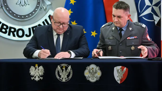 Podpisanie umów w ramach SAFE w siedzibie Agencji Uzbrojenia w Warszawie. Fot. PAP/Piotr Nowak