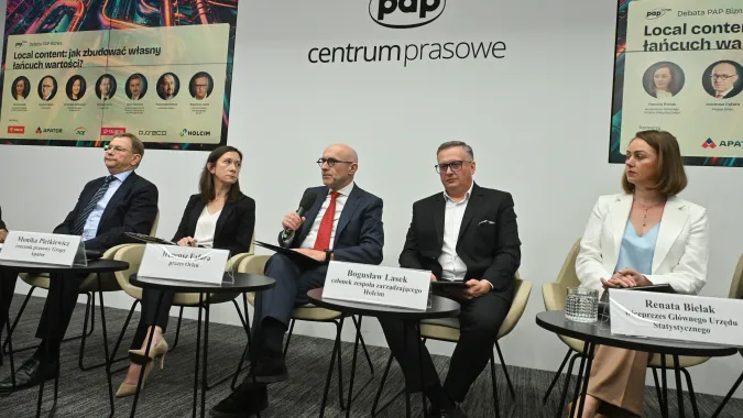  Prezes PGE Dariusz Lubera (L), rzeczniczka prasowa Grupy Apator Monika Pietkiewicz (2L), prezes Orlenu Ireneusz Fąfara (3L), członek zespołu zarządzającego Holcim Bogusław Lasek (4L), wiceprezes GUS Renata Bielak (5L) Fot. PAP/Piotr Nowak