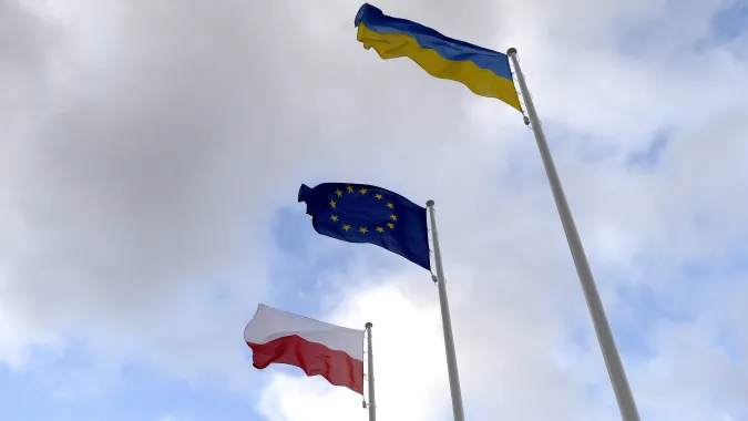 Flagi Polska, Unii Europejskiej i Ukrainy Fot. PAP/Darek Delmanowicz