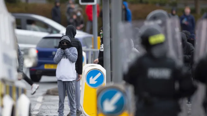 Starcia z policją podczas demonstracji w Belfaście, zdjęcie poglądowe, fot. PAP/EPA/Mark Marlow