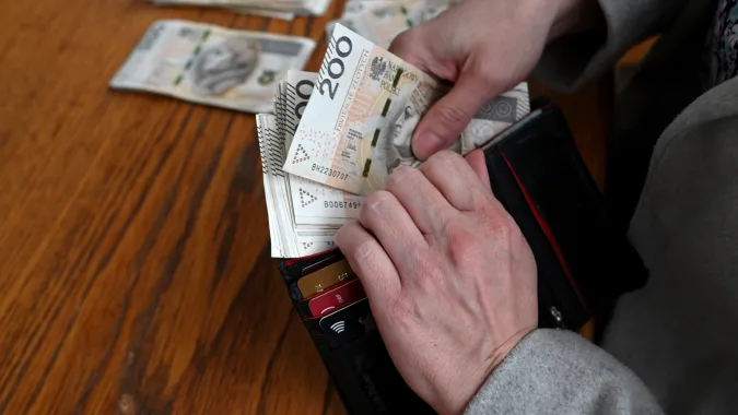 Portfel z banknotami. Fot. PAP/Marcin Bielecki