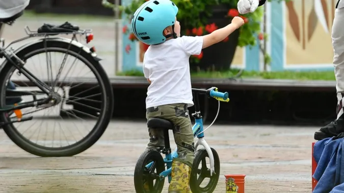 Dziecko w kasku rowerowym Fot. PAP/Wojtek Jargiło
